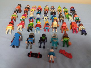 33 Figuras Playmobil + 2 Patinetes