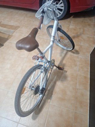 Bicicleta blanca con cesta de 24