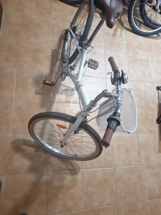 Bicicleta blanca con cesta de 24