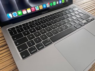 MacBook Air 2020 13” i3 color titanio.