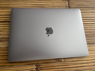 MacBook Air 2020 13” i3 color titanio.