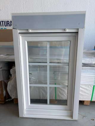 Ventana PVC blanca con persiana y oscilo batiente.