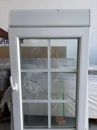 Ventana PVC blanca con persiana y oscilo batiente.