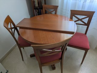 Mesa redonda y 4 sillas de madera