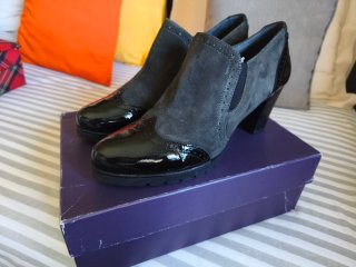 Botines grises y negros