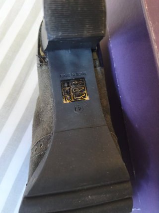 Botines grises y negros