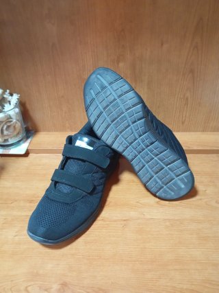 Deportivas negras con velcro