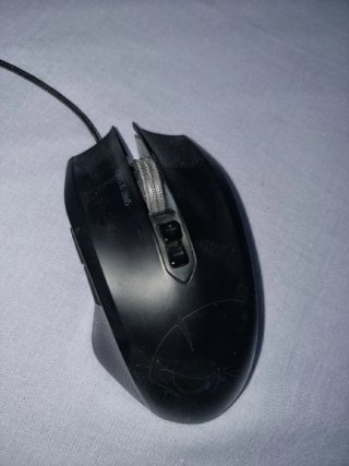 Tastiere, cuffie, mouse e tappetino per mouse