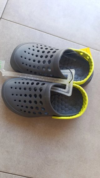 Sandalias nuevas niño grises con detalle amarillo