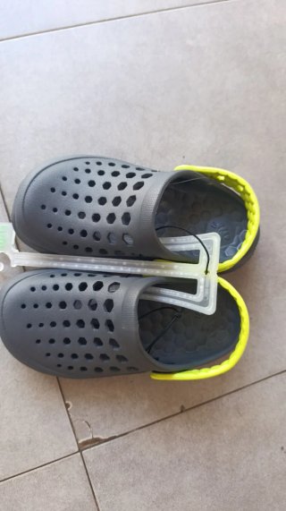 Sandalias nuevas niño grises con detalle amarillo