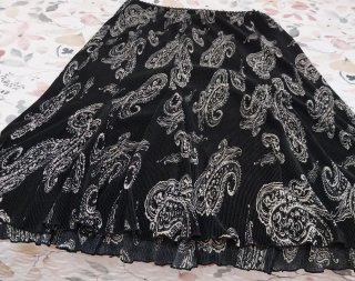 Falda negra plisada con estampado paisley