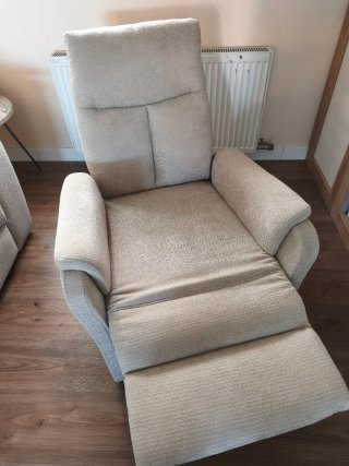 Sillón reclinable beige de tela