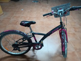 Bicicleta niña rosa y negra BTWIN
