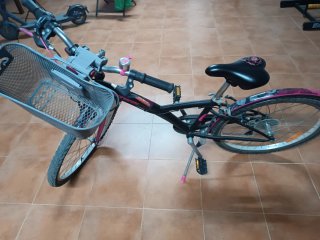 Bicicleta niña rosa y negra BTWIN
