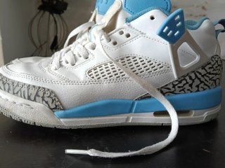 Tenis Jordan Blancos y Azules