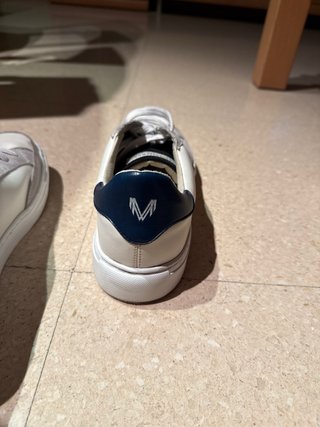 Zapatos Martinelli grises y blancos
