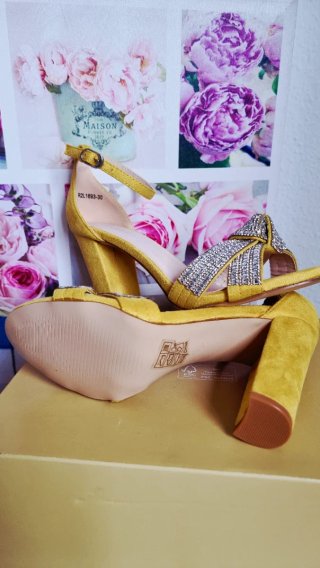 Sandalias Tulipano tacón ancho plateadas y amarill