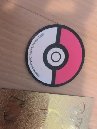 Carta Pokémon VMAX Dorada + Moneda McDonald's