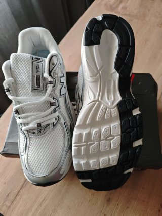 Deportivas New Balance Plata y Blanco