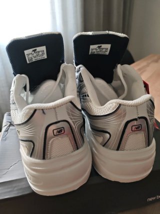 Deportivas New Balance Plata y Blanco