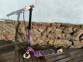 Bicicleta infantil rosa y 3 patinetes