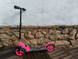 Bicicleta infantil rosa y 3 patinetes
