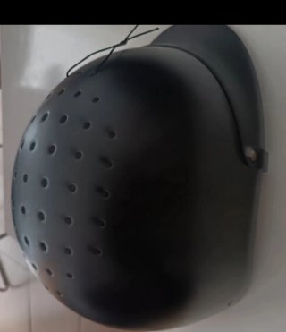 Casco negro con agujeros