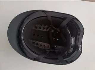 Casco negro con agujeros