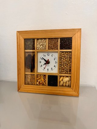 Reloj decorativo de madera con semillas