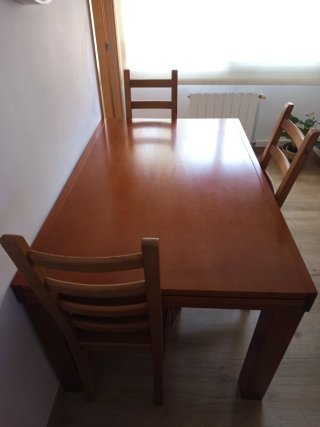 Mesa extensible y 4 sillas comedor madera