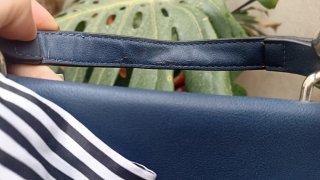 Bolso bandolera azul Stradivarius con pañuelo