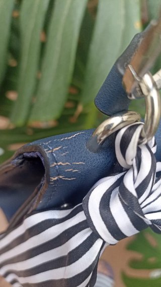 Bolso bandolera azul Stradivarius con pañuelo
