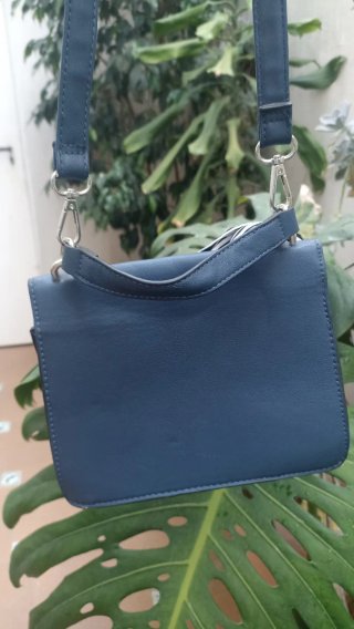 Bolso bandolera azul Stradivarius con pañuelo