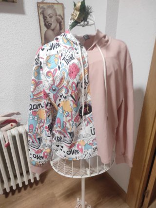 Sudadera con capucha multicolor y rosa