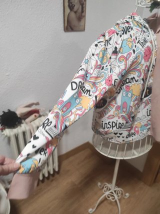 Sudadera con capucha multicolor y rosa