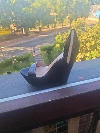 Sandalias de cuña negras elegantes