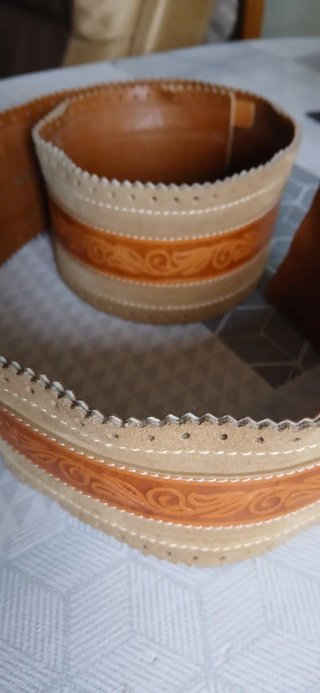 Cinturón de cuero beige y marrón con diseño