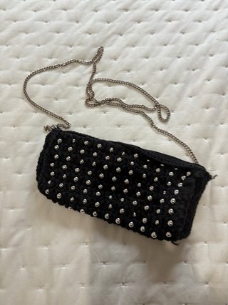 Bolso negro con cadena plateada