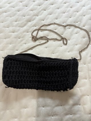 Bolso negro con cadena plateada