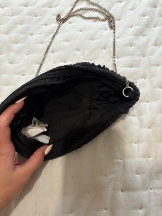 Bolso negro con cadena plateada
