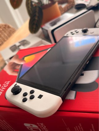 Nintendo Switch OLED Bianca + Controller Pro