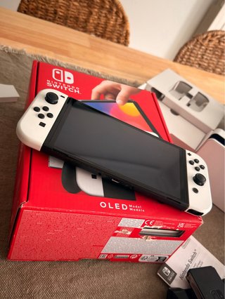 Nintendo Switch OLED Bianca + Controller Pro