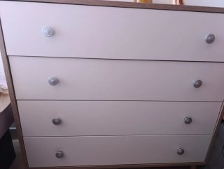 Cajonera de madera beige y marrón