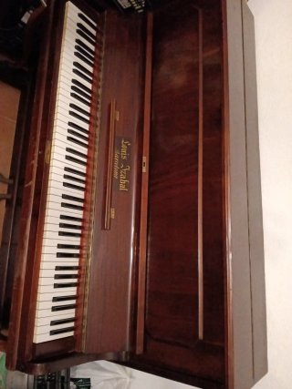 Piano Vertical Louis Izabal Barcelona