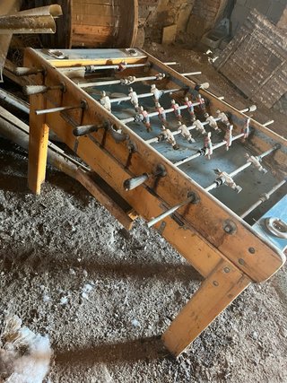 - Futbolín de madera.