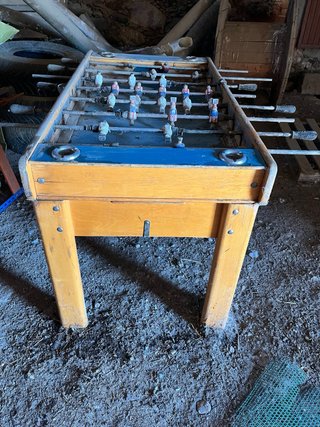 - Futbolín de madera.