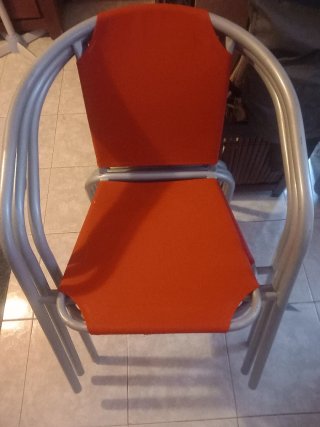 3 Sillas de diseño naranja y plateadas.aluminio