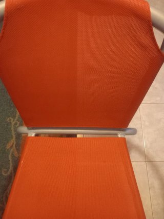 3 Sillas de diseño naranja y plateadas.aluminio
