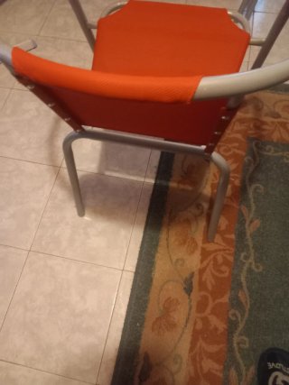 3 Sillas de diseño naranja y plateadas.aluminio