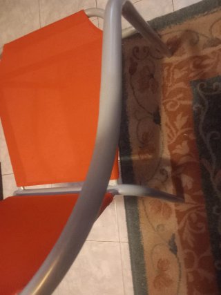 3 Sillas de diseño naranja y plateadas.aluminio